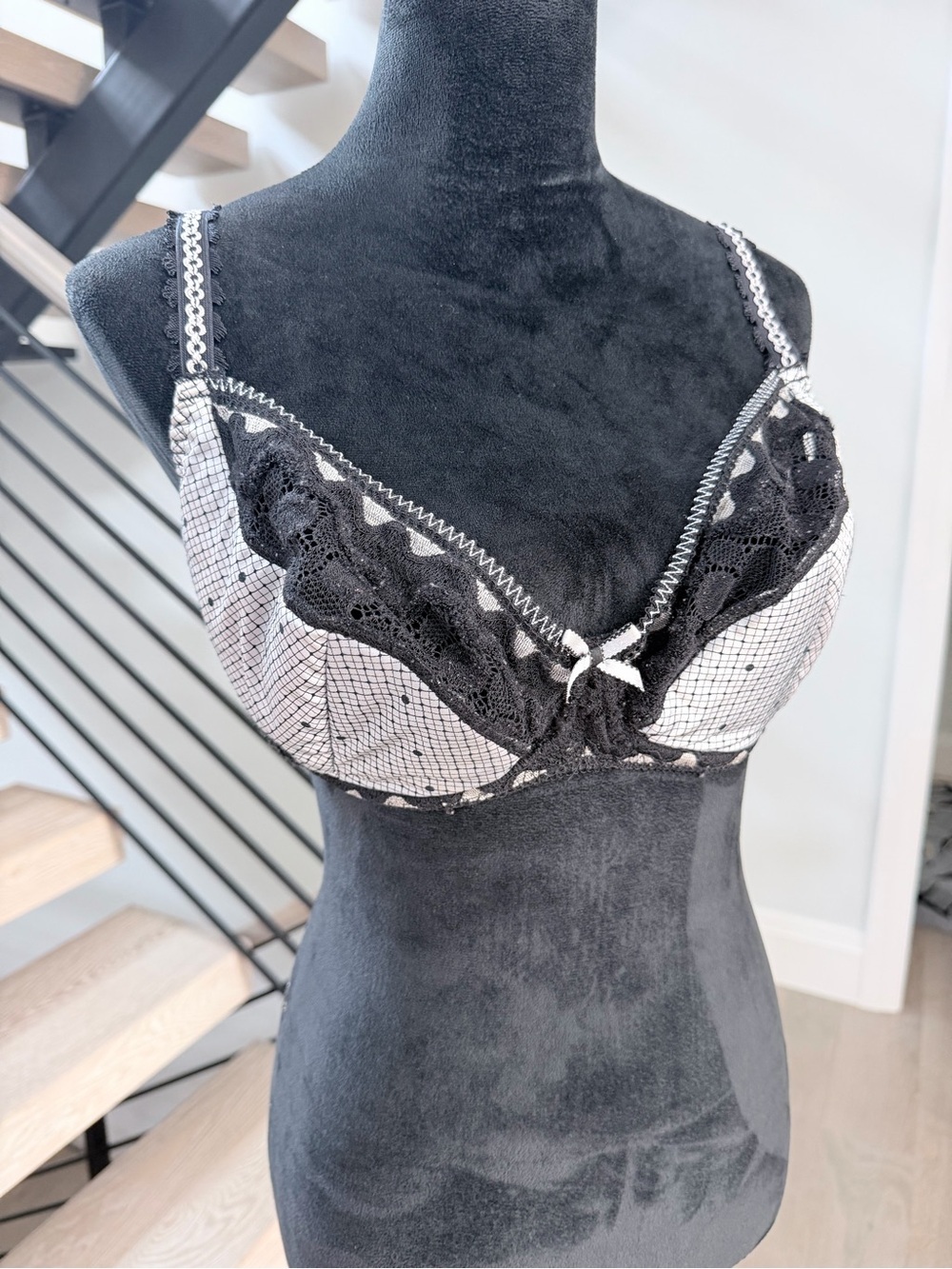 Black & White Lace Tulle Underwire Bra 40D - Picture 2 of 3